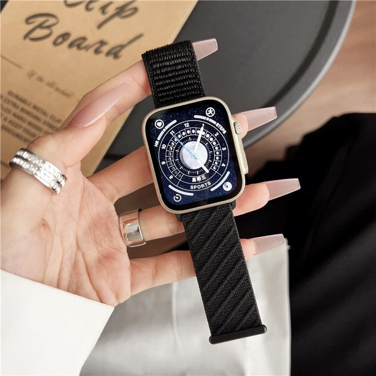 Sporty nylonrem med skråstribet mønster – passer til Apple Watch