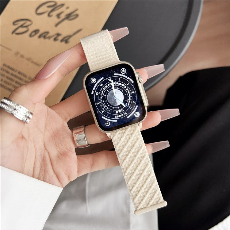 Sporty nylonrem med skråstribet mønster – passer til Apple Watch