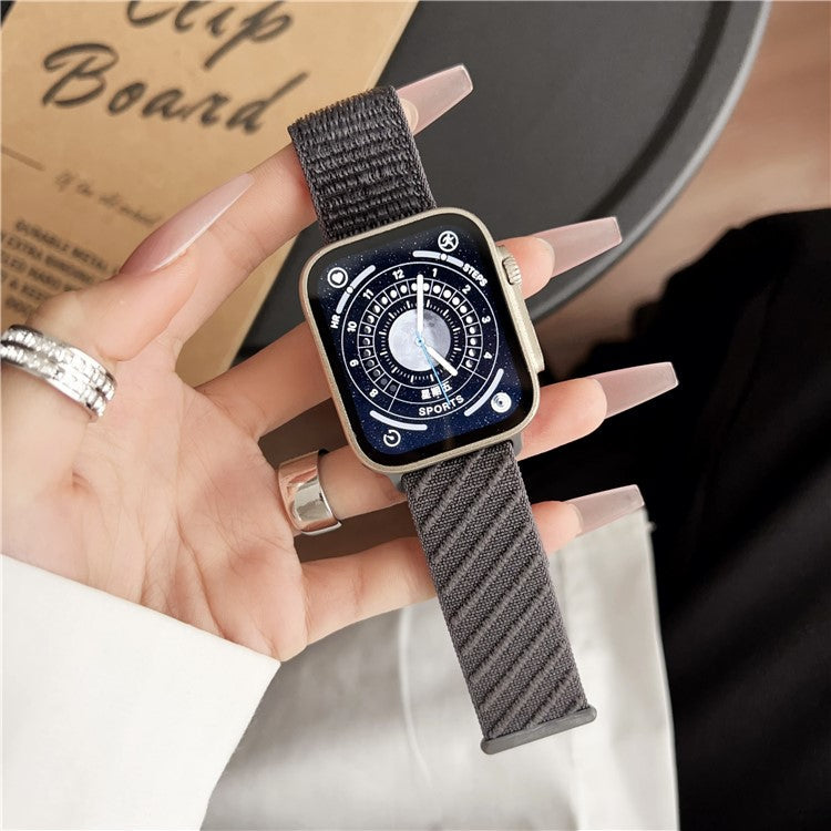 Sporty nylonrem med skråstribet mønster – passer til Apple Watch