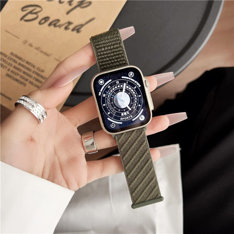 Sporty nylonrem med skråstribet mønster – passer til Apple Watch