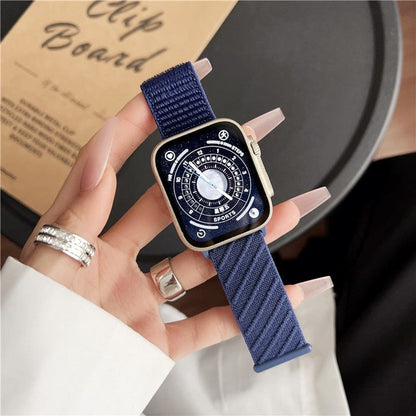 Sporty nylonrem med skråstribet mønster – passer til Apple Watch